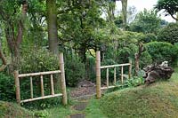 Clôture en bambou au jardin de méditation japonais Pure Land en juin.