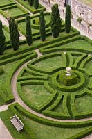 Vue aérienne de jardins à la française avec haies circulaires taillées et ifs fastigiate - Hollande