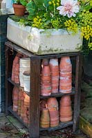 Pots de fleurs en terre cuite vintage stockés