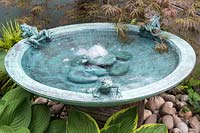 Bain d'oiseaux et fontaine avec grenouilles sculptées.