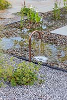 Pièce d'eau avec fontaine en laiton alimentant une piscine bordée de pierre. Le jardin des pollinisateurs urbains - Festival des fleurs de Hampton Court 2019