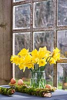 Narcisse - jonquilles affichées dans un vase sur le rebord de la fenêtre.