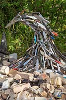 Sculpture au couteau composée de 300 couteaux remis ou saisis par la police de Thames Valley. Calm Admidst Chaos, Festival des fleurs de Hampton Court, 2019.