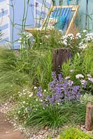 Jardin de gravier en bord de mer avec clôture en bois peint. Au bord de la mer, RHS Hampton Court Palace Flower Show, 2017. Conception: James Callicott, commanditaires: Southend.