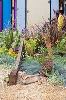 Cabines de plage colorées et plantation mixte dans un jardin à thème en bord de mer. Fun on Sea, RHS Hampton Court Palace Flower Show, 2017. Conception - Tony Wagstaff.