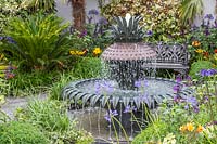Fontaine à eau décorative dans les grands jardins des États-Unis, le jardin de Charleston, RHS Hampton Court Palace Flower Show, 2017 Conception: Sadie May Studios Ltd.