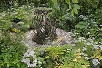 'Tumbleweed 'sculpture de Jill Berelowitz sur un chemin détourné de pavés de porphyre, avec la plantation d'Ammi visnaga et d'Ammi majus. Le jardin de la santé et du bien-être - RHS Hampton Court Palace Flower Show 2018