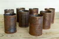 Boîtes de conserve rouillées sur une surface en bois