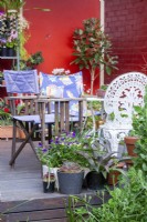 Terrasse en bois avec meubles et plantes en pot