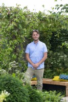 Le designer Mark Long dans le jardin qu'il a conçu pour le Hampton Court Flower Festival 2021. A Place to Meet Again.