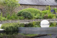 Le jardin en contrebas - Eau par William Pye - Aberglasney House and Gardens Carmarthenshire Wales - Juin