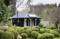 Location de vacances indépendante dans le jardin de buis à Lower House, Powys en mars