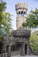 La tour Regaleira avec les visiteurs. Tour circulaire en pierre à ouvertures cintrées.