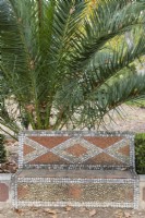 Banc en pierre à parement mosaïque avec Palm derrière. Seixal, près de Setubal, Portugal. septembre