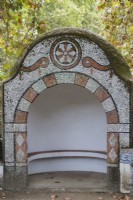 Banc situé dans dépendance en pierre, parée de mosaïques en blanc et terre cuite. Seixal, près de Setubal, Portugal. septembre