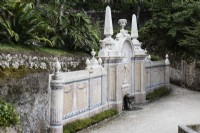 Fontaine d'Abondance, Sintra, près de Lisbonne, Portugal, septembre. Mosaïque ornée et fontaine aux dauphins en pierre avec détail de coquillages et obélisque.