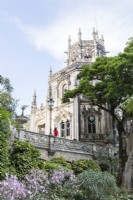 Vue sur le Palais avec des arbres en premier plan et des visiteurs. Sintra, près de Lisbonne, Portugal, septembre.