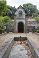 Vue sur la chapelle - Capela. Bâtiment orné. Piscine au premier plan sans eau avec débris de feuilles. Seixal, près de Setubal, Portugal. septembre