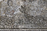 Détail de la mosaïque de la figure et de la baleine sur une dépendance en pierre, face à des mosaïques en noir et blanc. Seixal, près de Setubal, Portugal. septembre