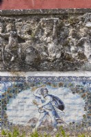 Détail du mur du jardin formel avec des carreaux émaillés ou des Azuljelos représentant la récolte et la sculpture surélevée de figures dans le mur ci-dessus. Lisbonne, Portugal, septembre.