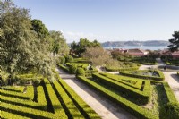 Vue sur le Box Parterre de haies taillées avec vue sur le Tajus. Lisbonne, Portugal, septembre.