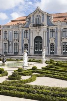 Vue sur les bâtiments du palais à travers le jardin de Malte. Haies basses de buis taillés avec statuaire. Queluz, Lisbonne, Portugal, septembre.