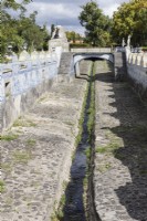 Pont sur le canal Tile. Murs revêtus de carreaux décoratifs d'Azulejos. Queluz, Lisbonne, Portugal, septembre.