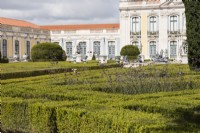 Vue sur les bâtiments du palais à travers le jardin de Malte. Haies basses de buis taillés. Queluz, Lisbonne, Portugal, septembre.