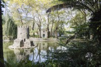 Château de canard de style médiéval au milieu de l'étang. Parque da Pena, Sintra, près de Lisbonne, Portugal, septembre.