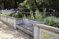 Banc et mur de soutènement recouverts de carreaux décoratifs ou d'azulejos dans le jardin botanique. Queluz, Lisbonne, Portugal, septembre.