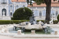 Piscine à fontaines dans la Pensil ; Jardin. Queluz, Lisbonne, Portugal, septembre.