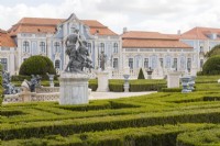 Vue sur les bâtiments du palais à travers le jardin de Malte. Haies basses de buis taillés avec statuaire. Queluz, Lisbonne, Portugal, septembre.