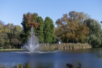 Vondelpark d'Amsterdam. Couleurs d'automne et fontaine reflétée dans l'étang de peut-être le parc le plus connu des Pays-Bas.