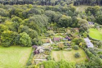 Vue sur tout le jardin avec maison au centre et sur les bois environnants ; image prise avec un drone. Septembre. L'été.