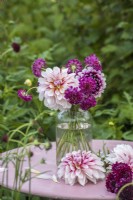 Scabious et Dahlias affichés dans un vase en verre sur la table