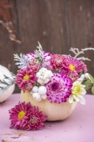 Composition florale rose et blanche en petites courges - Dahlias, Chrysanthèmes, symphorines et feuillage de Cineria