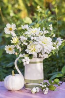 Bouquet à thème blanc et vert en pot en céramique sur table - Dahlias, Cosmos et Symphoricarpos albus