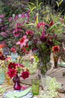 Arrangements floraux de fin d'été ou d'automne sur une table à manger en plein air. RHS Chelsea Flower Show 2021, stand Regard Burvill