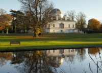 Chiswick House se reflète dans le lac entouré de feuillage d'automne. Maison et jardin de Chiswick.