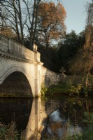 Le pont classique conçu par James Wyat se reflète dans le lac de Chiswick House and Garden.