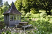 Pavillon à côté d'un ruisseau dans la tourbière jardin à l'ancien presbytère, Netherbury, Dorset en mai