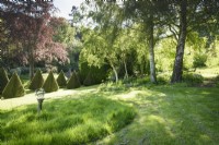 Cadran solaire sur une pelouse en pente à l'ancien presbytère, Netherbury, Dorset en mai