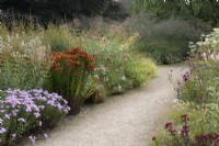Sentier à travers le labyrinthe floral à Trentham Gardens - septembre