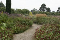 Sentier à travers le jardin italien à Trentham Gardens - Septembre