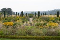 Plantation à thème jaune dans le jardin italien de Trentham Gardens - septembre
