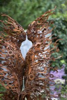 Sculpture rouillée d'un homme et d'une femme par Penny Hardy. Exposition florale de Chelsea 2021.