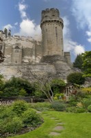 Vue sur le château de Warwick depuis les jardins de Mill Street - mai