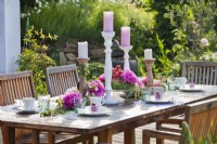Dressage de table avec compositions florales.
