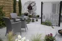 'A Very British Affair' sur APL Avenue - BBC Gardener's World Live 2021 - avec un thème circulaire avec un coin salon pavé entouré d'une plantation tolérante à la sécheresse dans un jardin de gravier