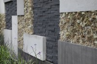 'Shades of Grey' au BBC Gardener's World Live 2021 - jardin urbain contemporain utilisant différents matériaux d'aménagement paysager durs gris sur le mur de soutènement